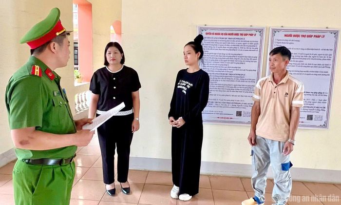 Cơ quan Cảnh sát điều tra Công an tỉnh Lai Châu tống đạt các quyết định đối với Dương Phương Thảo (áo đen, ở giữa).