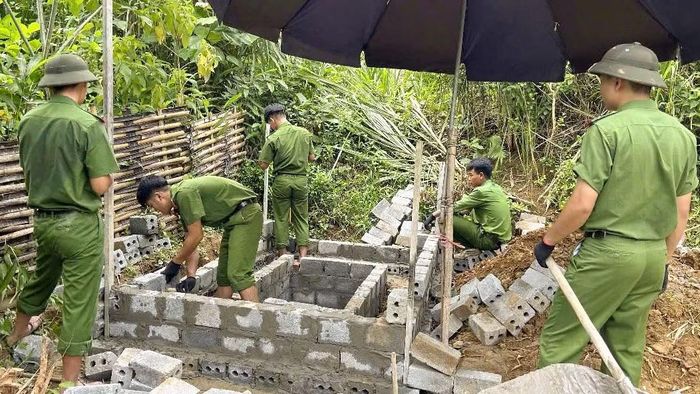 Cán bộ, chiến sĩ Trại tạm giam Công an tỉnh Lai Châu tham gia xây dựng công trình phụ trợ cho gia đình anh Hoàng A Dầu, hộ nghèo tại phường Tân Phong.