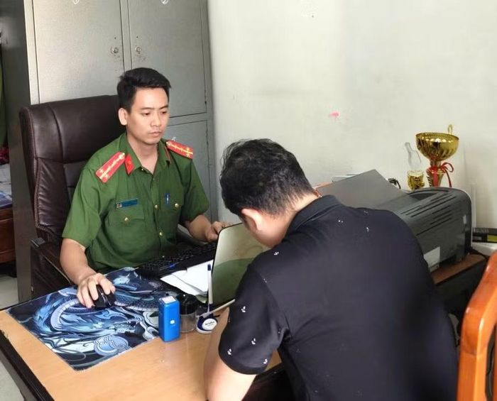 Công an xã Lập Thạch làm việc với Nguyễn An Bình.