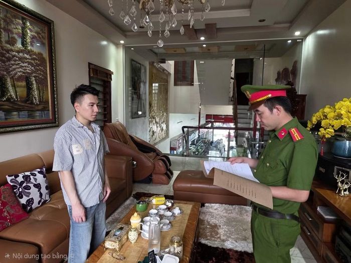 Cơ quan Công an đọc lệnh bắt giữ đối tượng Nguyễn Hải Linh.