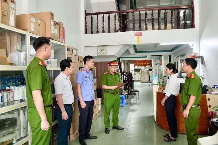 Cơ quan Cảnh sát điều tra Công an tỉnh Phú Thọ đọc lệnh khám xét khẩn cấp nơi ở và nơi làm việc của Nguyễn Thị Thanh Huyền.