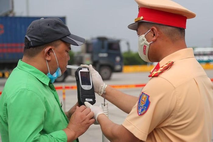 CSGT kiểm tra nồng độ cồn lái xe.