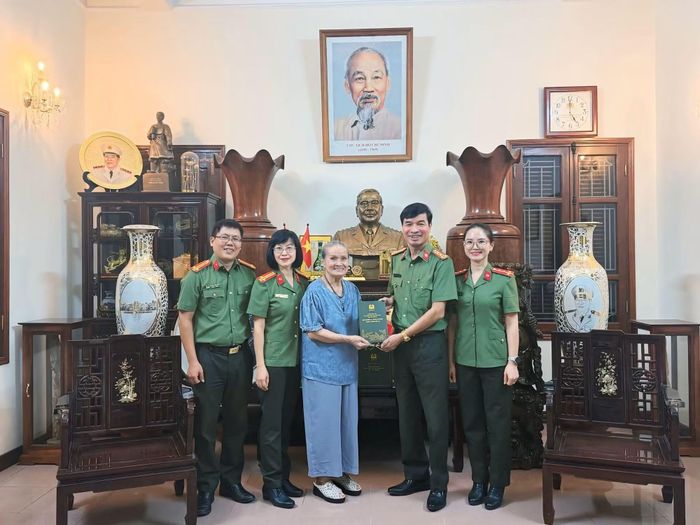 Đại tá Trần Cao Kiều, Phó Cục trưởng Cục Truyền thông CAND, Giám đốc - Tổng Biên tập Nhà xuất bản CAND trao tặng gia đình cố Bộ trưởng Lê Minh Hương bộ sách "Người đứng đầu lực lượng CAND qua các thời kỳ".