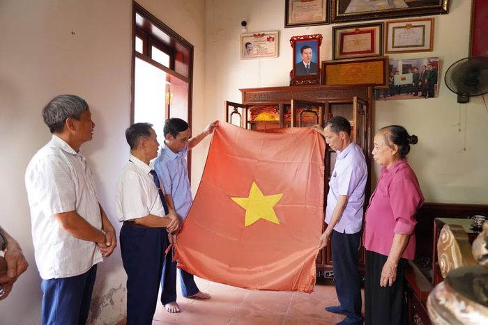 Tại nhà tưởng niệm liệt sĩ, nhà cách mạng tiền khởi nghĩa Nguyễn Hữu Tiến hiện đang lưu giữ nhiều lá cờ đỏ sao vàng đã trải qua các chặng đường lịch sử của dân tộc (Ảnh: Hoa Hiên).
