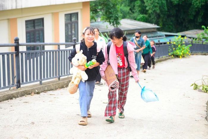 Một nữ sinh vui mừng trở lại khu ký túc xá Trường Phổ thông dân tộc bán trú tiểu học và THCS Trung Lý, xã Trung Lý, tỉnh Thanh Hóa - Ảnh: Hà Đồng