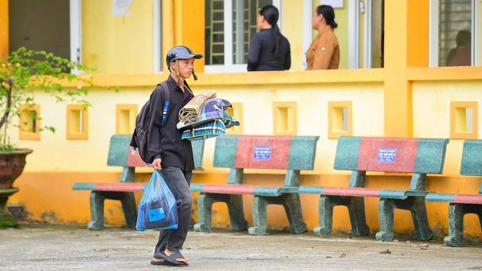 Một nam sinh đem tư trang cá nhân vào khu ký túc xá Trường Phổ thông dân tộc bán trú tiểu học và THCS Trung Lý, xã Trung Lý, tỉnh Thanh Hóa - Ảnh: Hà Đồng