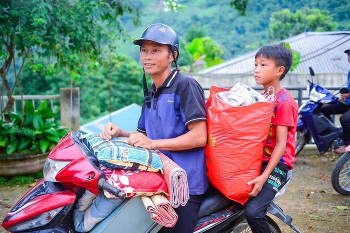 Phụ huynh chở con đến Trường Phổ thông dân tộc bán trú tiểu học và THCS Trung Lý, xã Trung Lý, tỉnh Thanh Hóa - Ảnh: Hà Đồng