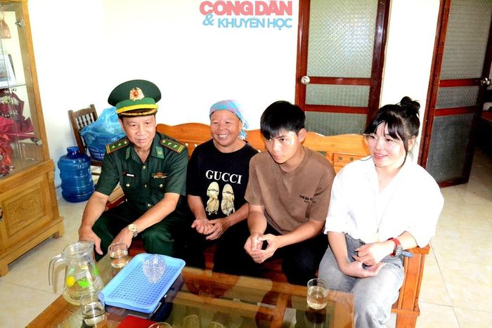 Trung tá, Chính trị viên Đồn Biên phòng Bản Lầu Nguyễn Văn Ước đến thăm và chia vui cùng gia đình em Phàn Chẩn Phong. Ảnh: Quốc Hồng