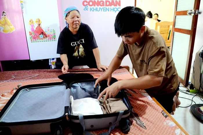 Bà Tẩn Thị Mẩy chuẩn bị cho con trai về Sơn Tây nhập học vào Học viện Biên phòng. Ảnh: Quốc Hồng