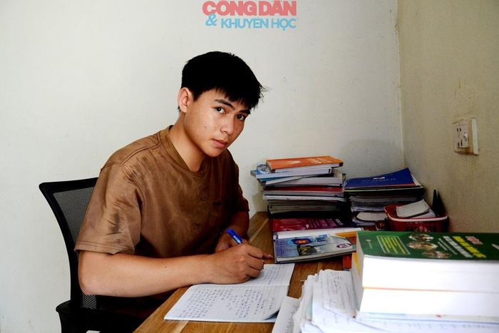 Phàn Chẩn Phong được hỗ trợ theo Chương trình "Nâng bước em tới trường" do Đồn Biên phòng Bản Lầu đỡ đầu, thi đỗ Học viện Biên phòng với 26,2 điểm. Ảnh: Quốc Hồng