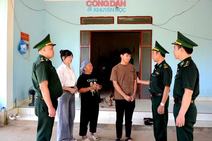 Cán bộ, chiến sĩ Đồn Biên phòng Bản Lầu hỗ trợ em Phàn Chẩn Phong, ở thôn Na Lang vượt khó học giỏi, thi đậu Học viện Biên phòng năm 2026. Ảnh: Quốc Hồng