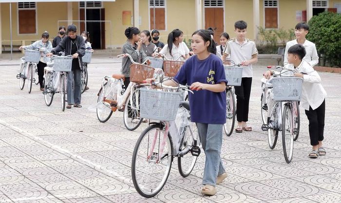Niềm vui của các em học sinh khi nhận những chiếc xe đạp mới từ nhà tài trợ. Ảnh: Quốc Huy