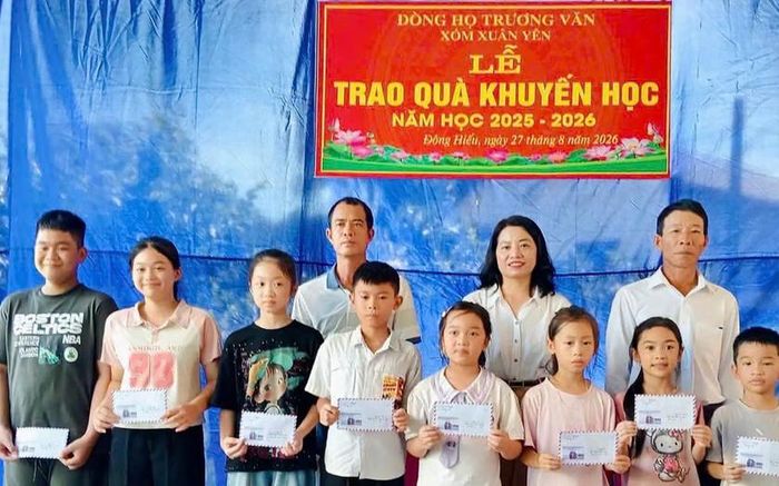 Dòng họ Trương Văn xóm Xuân Yên, xã Đông Hiếu tổ chức trao quà khuyến học cho 32 học sinh đạt thành tích xuất sắc trong năm học 2025-2026 trong dịp rằm tháng Bảy năm Bính Ngọ. Ảnh: HQ