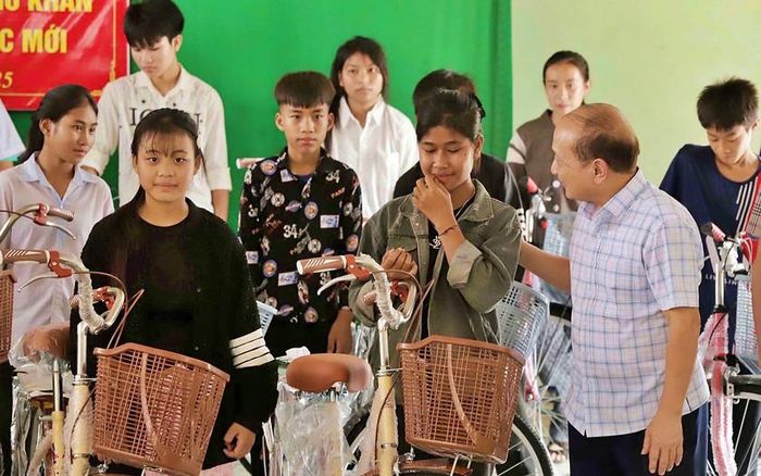 Chủ tịch Hội Khuyến học Nghệ An Nguyễn Thanh Hiền cùng phối hợp với doanh nghiệp tặng quà ở xã khó khăn ở miền núi Nghệ An. Ảnh: Quốc Huy