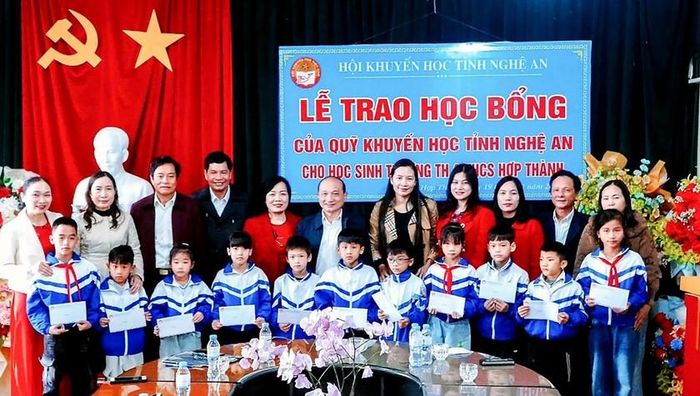Hội thường xuyên tổ chức trao học bổng, động viên học sinh, giáo viên ở nhiều trường học trên địa bàn Nghệ An. Ảnh: HQ