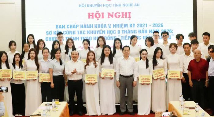 Hội Khuyến học Nghệ An trao học bổng cho các em sinh viên năm nhất có hoàn cảnh đặc biệt khó khăn. Ảnh: Quốc Huy
