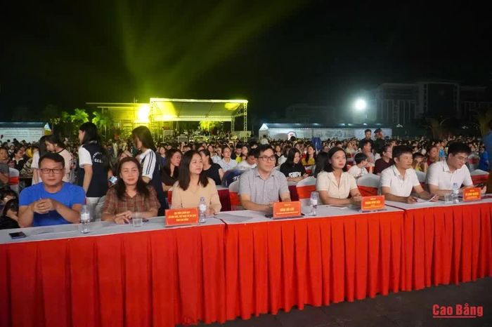 Các đại biểu dự buổi tổng duyệt Chương trình Concert “Cao Bằng - Non nước ngàn năm”.