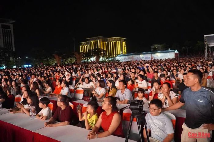 Đông đảo người dân cổ vũ và hòa mình vào từng tiết mục tại buổi tổng duyệt chương trình.