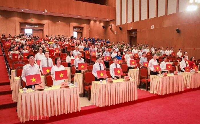 Đại biểu, cán bộ, chiến sĩ và đông đảo thanh niên Gen Z trang nghiêm nâng cờ Tổ quốc trong lễ chào cờ tại Hội thảo khoa học “Báo Việt Nam Độc lập - Giá trị lịch sử và khát vọng phát triển trong kỷ nguyên mới” kỷ niệm 85 năm Báo Việt Nam Độc lập ra đời (1/8/1941 - 1/8/2026), 81 năm Cách mạng Tháng Tám thành công và Quốc khánh nước Cộng hòa xã hội chủ nghĩa Việt Nam (1945 - 2026). Ảnh T.V