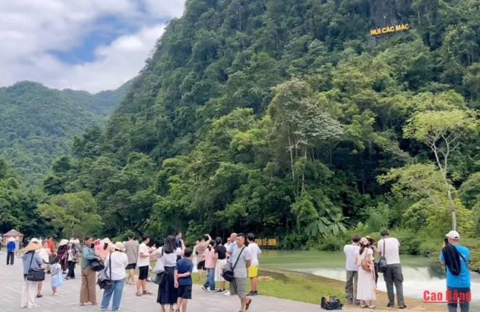 Người dân, du khách tham quan tại Khu di tích Quốc gia đặc biệt Pác Bó, xã Trường Hà.