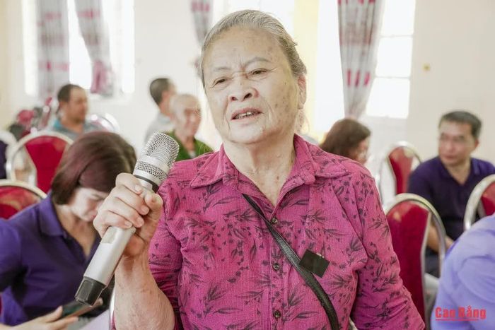 Bà Nguyễn Thị Tâm, nguyên kỹ thuật viên Đài Phát thanh Cao Lạng, kể về một thời gắn bó với Trạm phát sóng Nguyên Bình tại buổi gặp mặt.