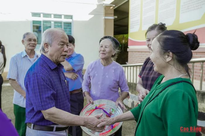 Những cái nắm tay thân tình, gợi nhớ nghĩa tình người dân dành cho những người làm phát thanh.