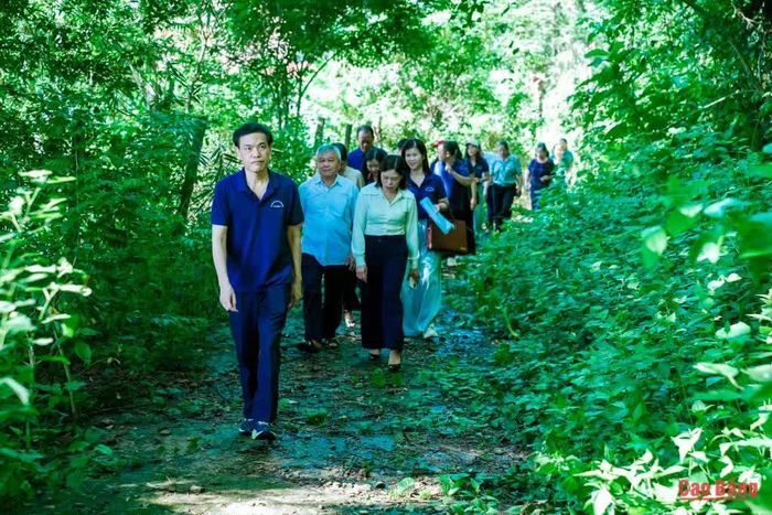 Đoàn công tác thăm địa điểm từng đặt cơ sở phát thanh tại Nguyên Bình.