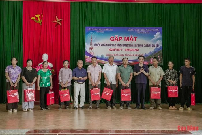 Lãnh đạo Báo và Phát thanh, truyền hình Cao Bằng trao quà tri ân tặng các gia đình từng sẻ chia, giúp đỡ cán bộ, kỹ thuật viên trong những năm tháng công tác tại Nguyên Bình.