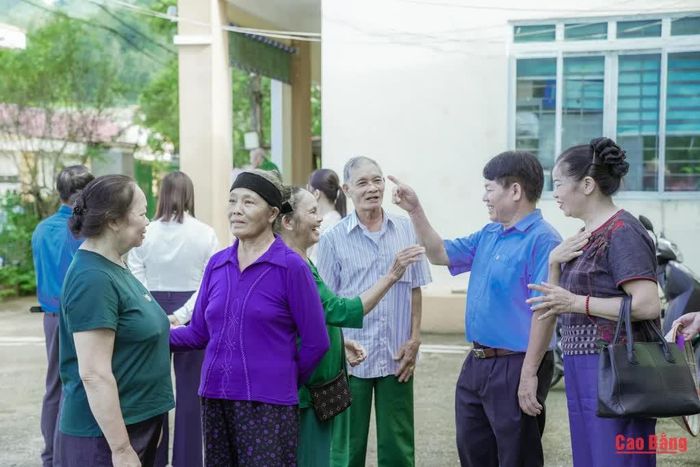 Cuộc gặp sau nhiều năm, nhưng những câu chuyện sẻ cơm, củ sắn, củ khoai năm nào vẫn còn vẹn nguyên trong ký ức.