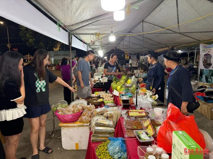 Người dân, du khách tham quan, thưởng thức các sản phẩm OCOP tại các gian hàng.