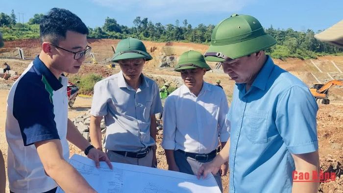 Bí thư Đảng ủy phường Thục Phán Vũ Đình Quang kiểm tra tiến độ Dự án khu tái định cư phục vụ giải phóng mặt bằng Dự án khai thác lộ thiên mỏ sắt Nà Rụa.