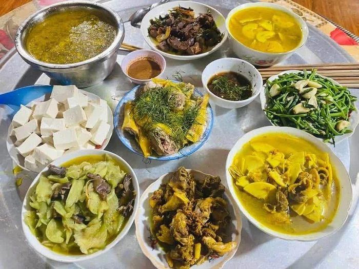 Mâm cơm với những món ăn chế biến từ sản vật bản địa giúp du khách cảm nhận trọn vẹn hương vị và nét văn hóa ẩm thực Cao Bằng.