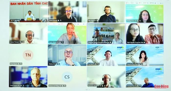 Đại biểu tại các điểm cầu trao đổi, thảo luận.