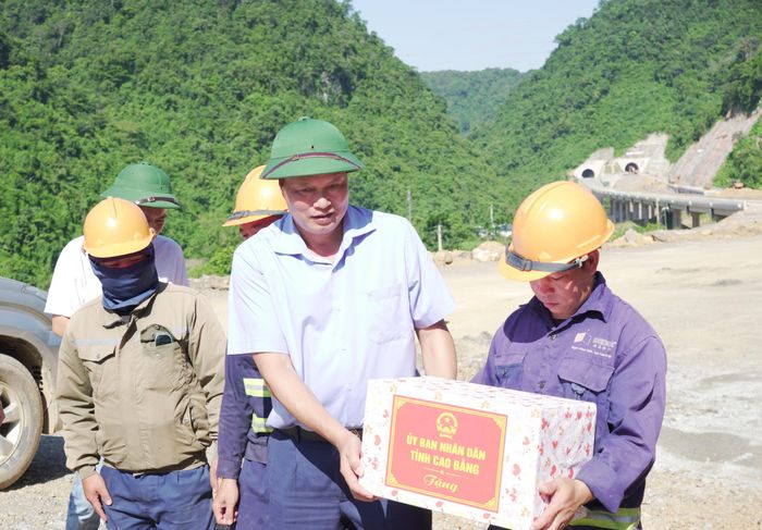 Phó Chủ tịch UBND tỉnh Hoàng Văn Thạch tặng quà công nhân thi công cầu dẫn vào hầm Đông Khê.
