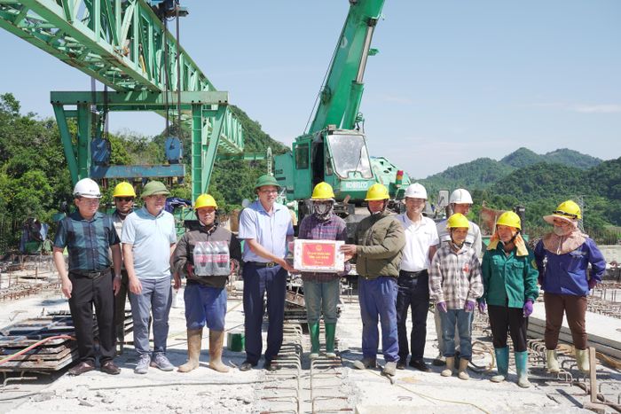 Phó Chủ tịch UBND tỉnh Hoàng Văn Thạch tặng quà công nhân thi công xuyên lễ tại Km63+050, xã Thạch An.