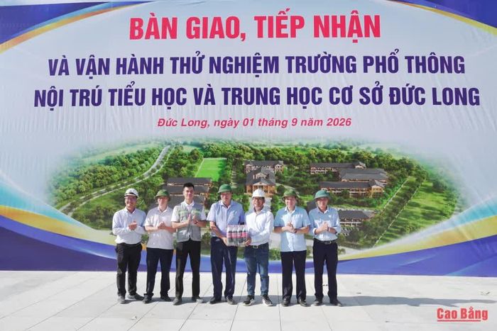 Phó Chủ tịch UBND tỉnh Hoàng Văn Thạch tặng quà động viên nhà thầu, công nhân thi công công trình Trường Phổ thông nội trú Tiểu học và THCS Đức Long.