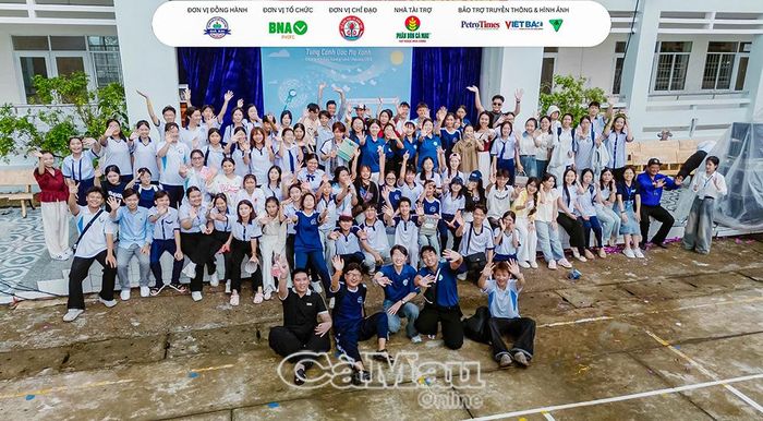 Sự kiện Gala Sách và Hành động PVCFC Cà Mau 2026 với chủ đề “Tung cánh ước mơ xanh” thu hút sự tham gia đông đảo người yêu sách là giáo viên và học sinh đến từ 16 CLB Sách và Hành động PVCFC tại các trường THPT trên địa bàn tỉnh Cà Mau. Ảnh: Ban tổ chức cung cấp.