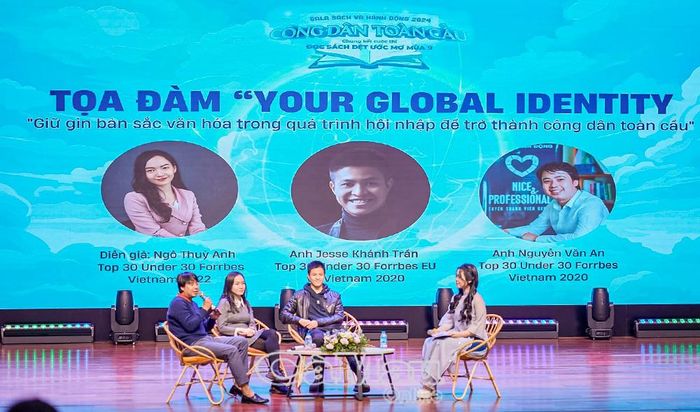 Toạ đàm "Your Global Identity" với chủ đề "Giữ gìn bản sắc văn hoá trong quá trình hội nhập để trở thành công dân toàn cầu" cùng giao lưu với 3 diễn giả trong top 30 Under 30 Forrbes Vietnam 2020. Ảnh: Dự án Sách và Hành động cung cấp.