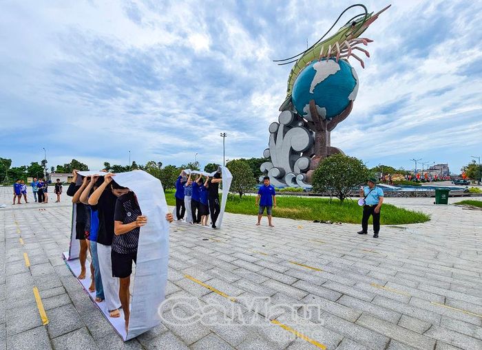 Trò chơi “Bánh xe lịch sử” tạo nên màn tranh tài sôi nổi, vui tươi.