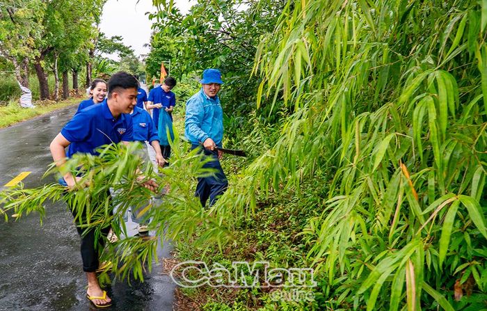 Đoàn viên, thanh niên Ấp 4, xã Khánh An thu gom rác thải nhựa, phát quang bụi rậm, góp phần làm sạch môi trường.