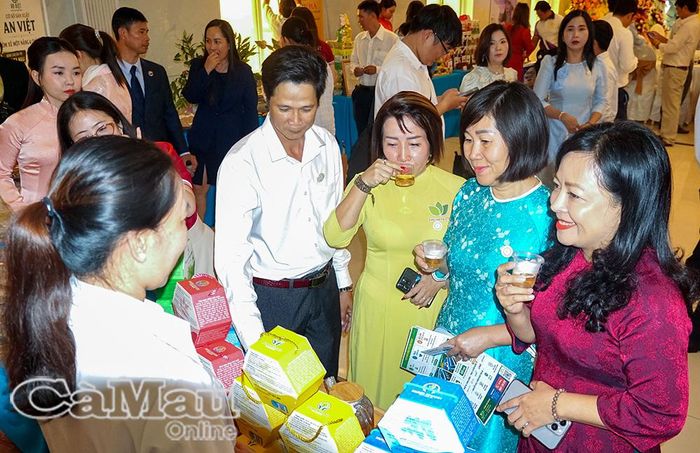 Ðại biểu trải nghiệm sản phẩm OCOP tại Ðại hội Hội Xúc tiến thương mại và Phát triển nguồn nhân lực tỉnh Cà Mau.