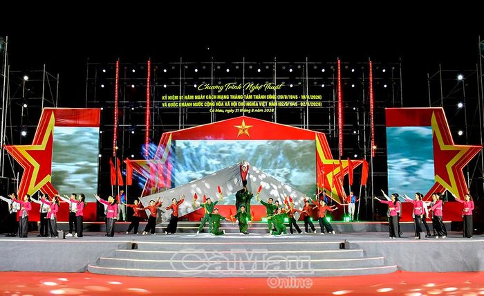  Hoạt cảnh “Mùa Thu lập nước” tái hiện khí thế cách mạng sục sôi và thời khắc lịch sử mùa thu năm 1945.