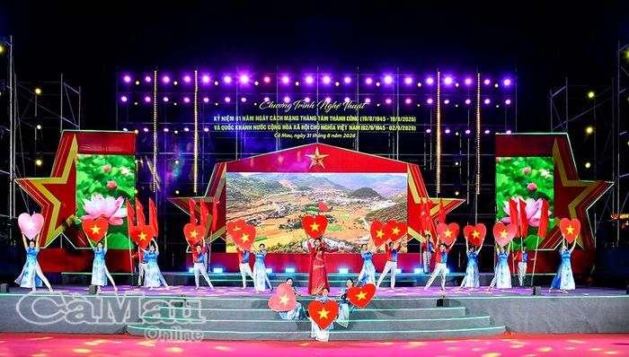 NSND Hoa Phượng thể hiện ca khúc “Người gọi tên mùa Thu” (sáng tác: NSƯT Nguyễn Tiến Dương; biên đạo: Hoàng Vũ).