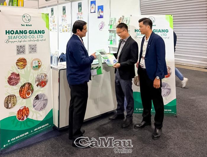 Phó Chủ tịch UBND tỉnh Cà Mau Huỳnh Chí Nguyện (bìa trái) tìm hiểu sản phẩm thuỷ sản và trao đổi với doanh nghiệp tại Hội chợ Fine Food Australia 2026.