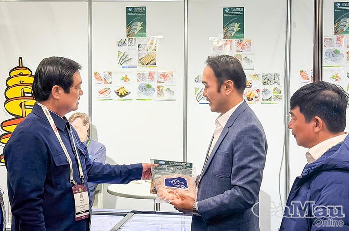 Đồng chí Huỳnh Chí Nguyện, Phó Chủ tịch UBND tỉnh Cà Mau (bìa trái), trao đổi với đại diện doanh nghiệp tại gian hàng thuỷ sản Cà Mau trong khuôn khổ Hội chợ Fine Food Australia 2026.