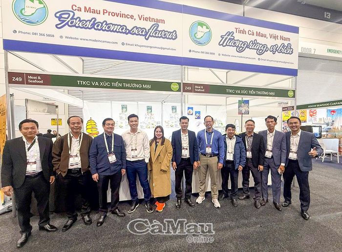 Đoàn công tác tỉnh Cà Mau chụp ảnh lưu niệm tại khu vực trưng bày, giới thiệu sản phẩm của tỉnh tại Hội chợ Fine Food Australia 2026.