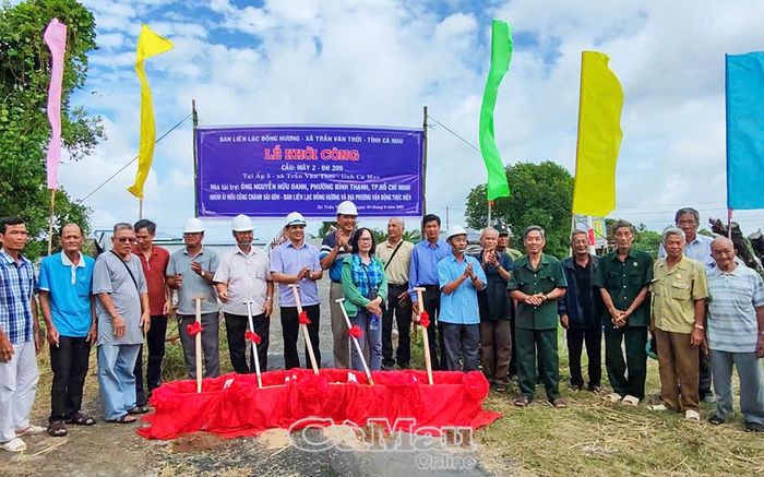 Công trình cầu Kênh Trảng Cò tại Ấp 5, Xã Trần Văn Thời được thiết kế dài 32 m, rộng 2,5 m, tải trọng 2,5 tấn.