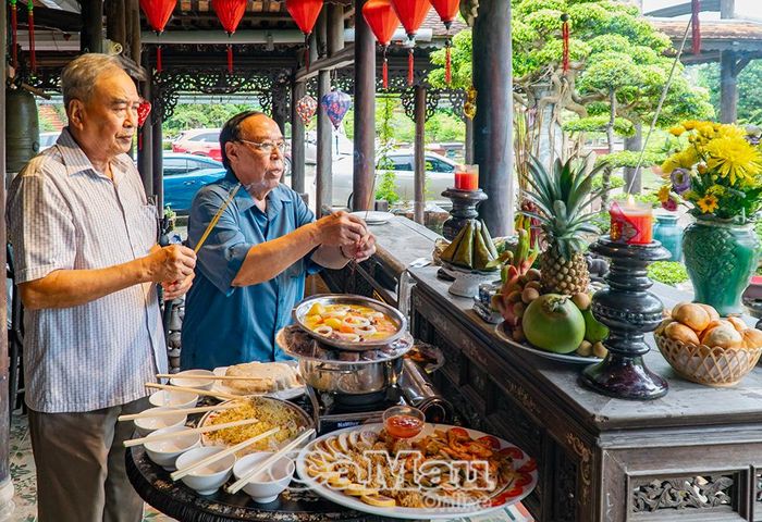 Ban Chấp hành Hội đồng họ Phạm tỉnh Cà Mau khoá I, nhiệm kỳ 2026-2031, do ông Phạm Thạnh Trị, Uỷ viên Thường trực Hội đồng họ Phạm Việt Nam, Chủ tịch Hội đồng họ Phạm tỉnh Cà Mau (bên phải), chủ trì lễ giỗ, dâng hương.