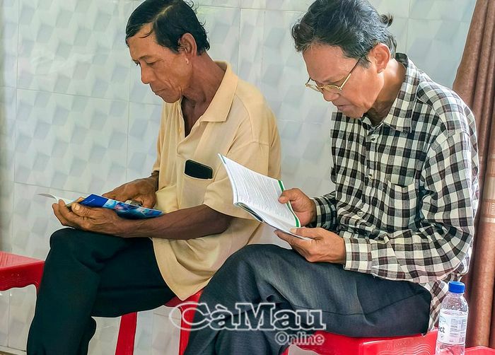 Người dân Ấp 13, xã Vĩnh Hậu nghiên cứu các quy định mới của Luật TGPL.