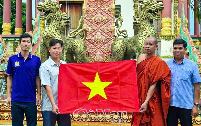 Cán bộ Công an tỉnh Cà Mau thăm hỏi, trao tặng cờ Tổ quốc đến chùa Sala Phothichum (Phnôbâs), phường Bạc Liêu.